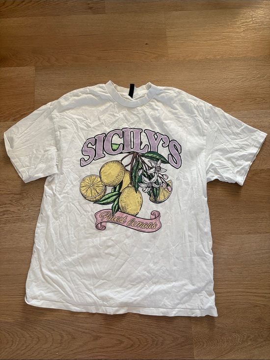 Divided Tops - Divided White Graphic Tee with Yellow Lemon Print